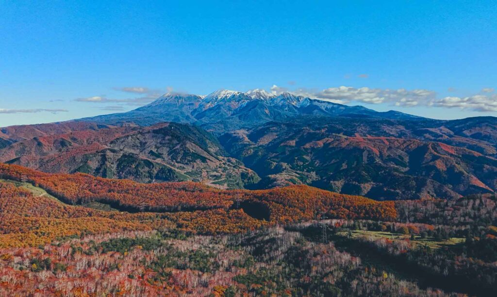 展望台から御嶽山を望む